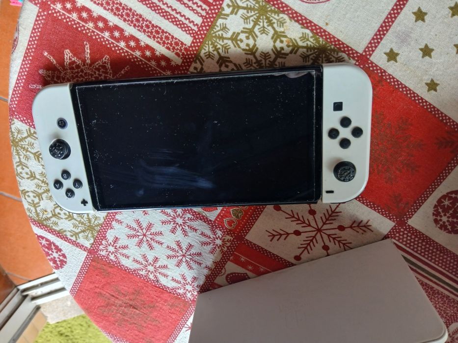 Nintendo switch oled com muitos acessórios e com caixa, o me filho deixou cair na agua e parou de funcionar
