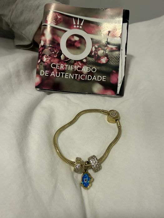 Pulseira pandora dourada com 3 pendentes para cenda