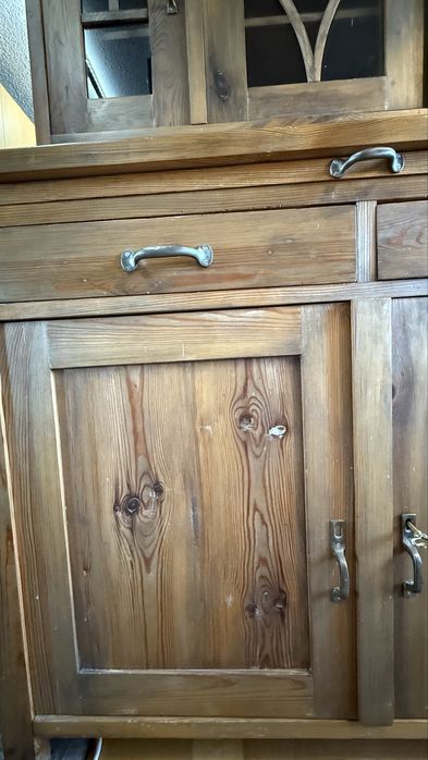 Oryginalny kredens rustykalny w kolorze orzecha