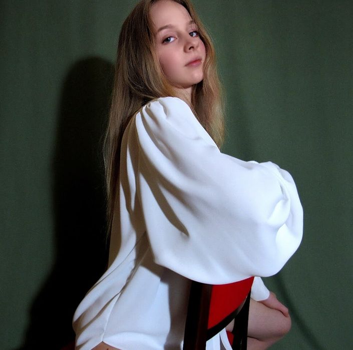 Ніжна біла блуза з об’ємними рукавами 

Елегантна блуза молочного в