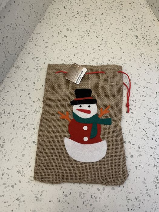 Nowy worek jutowy wiklinowy z zimowym bałwanem