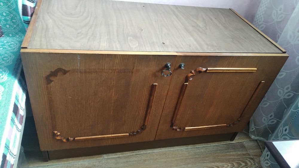 Отдам бесплатно 2 центральных шкафа из этой стенки, тумбочка под телев