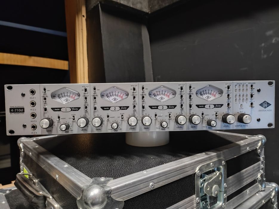Universal Audio 4-710d Preamplificador 4 canais