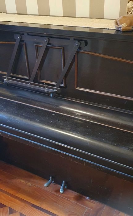 Piano vertical com pedais-Lestel London