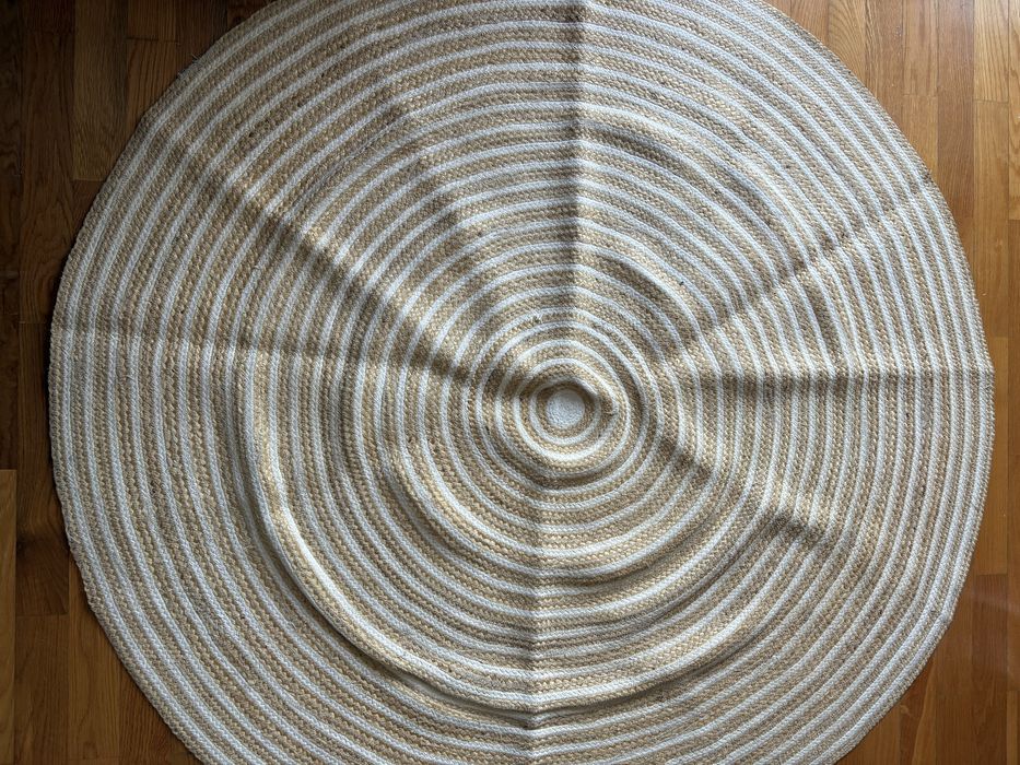 Tapete redondo beje e branco