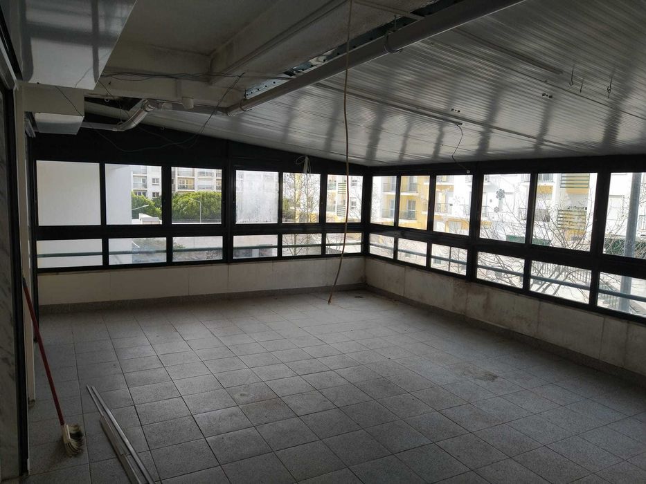 Vendo todas as estruturas montadas neste terraço.