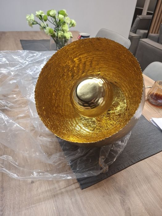 Piękna nowoczesna złota lampa