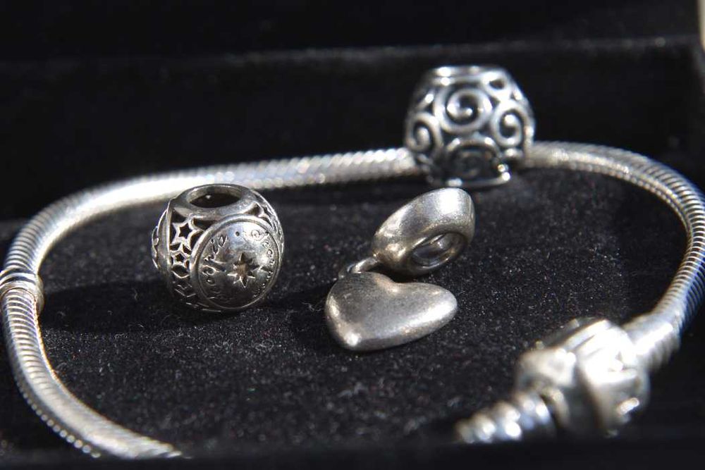 PANDORA – srebrna bransoletka 20 cm z charmsami + pudełko