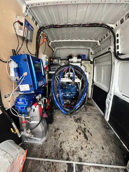 Ocieplanie pianą PUR izolacja pianką poddasze strop fundamenty piwnice