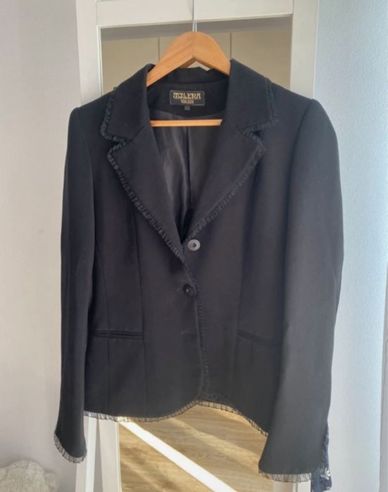 Czarna marynarka damska