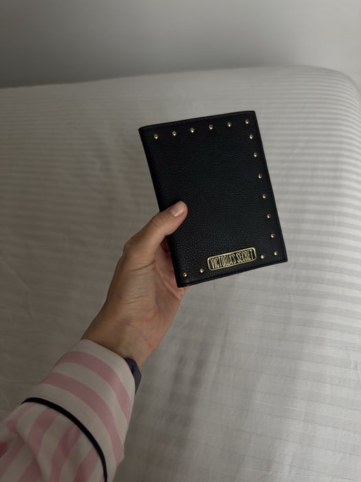 Etui na paszport Victoria’s Secret