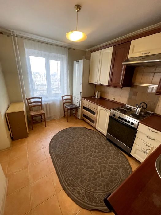 Оренда Братства тарасівців ( Декабристів )  охайна 3 к.кв. 94 кв.м