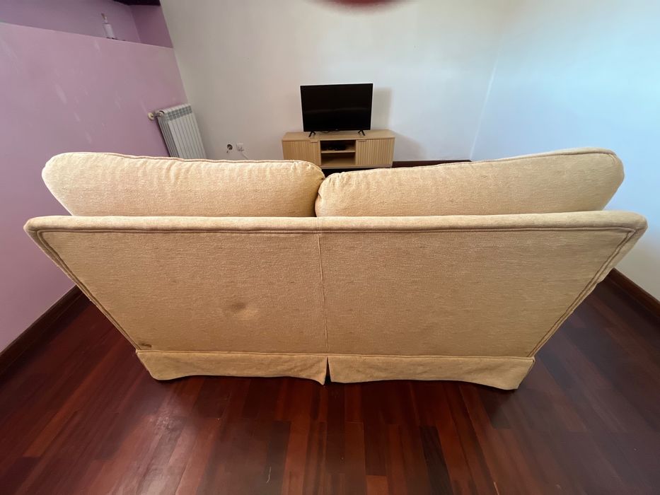 Sofá de 2 lugares usado – estilo clássico