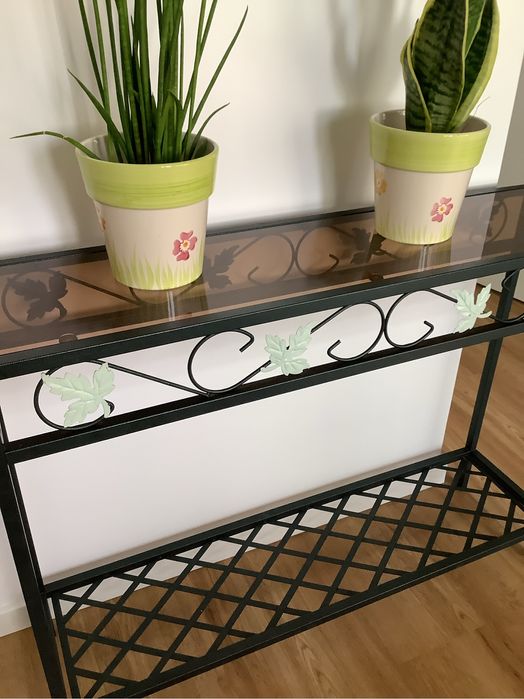 Credencia em ferro usada como nova