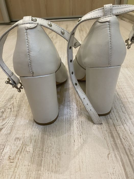 Шкіряні туфлі на каблуку білі