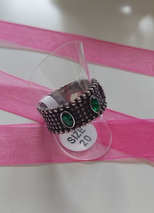 Anel prateado, em aço envelhecido, com 3 zirconias. T20