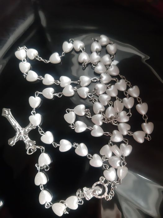 Różaniec białe serduszka