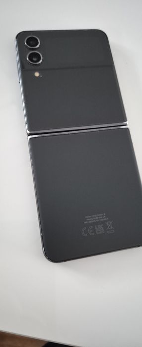Galaxy z flip 4 .