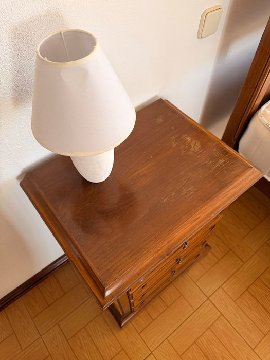 Cama de casal em madeira + colchão + mesas de cabeceira