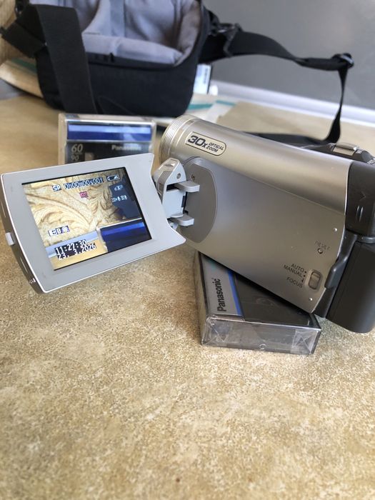 Видеокамера  Panasonik nv-gs27ee