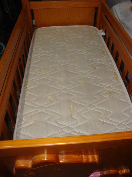 cama para bebé em pinho mel