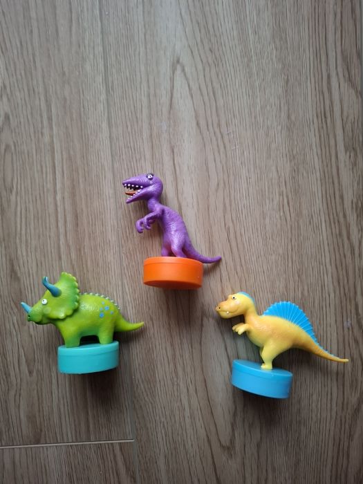 3 figurki dinozaurów z pieczątkami
