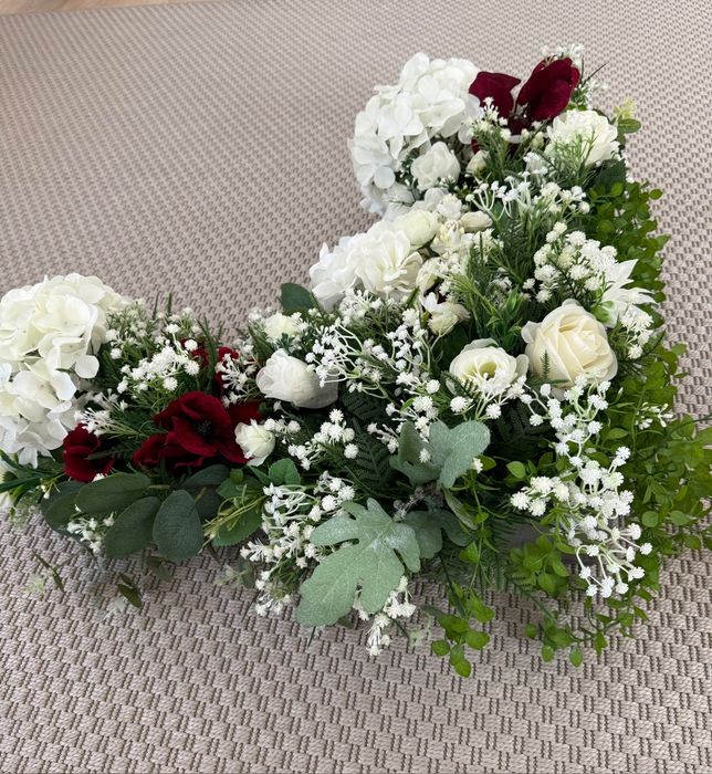 Um conjunto de dois arranjos flores artificiais