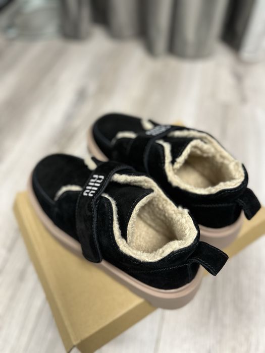 Стильні зимові черевики Miu Miu.