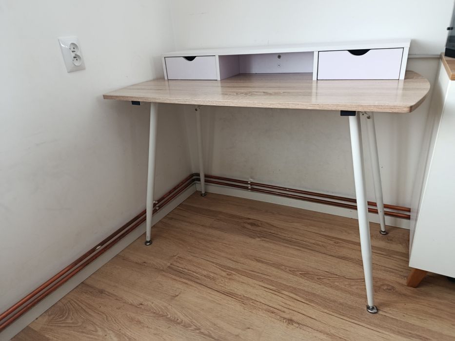 Biurko z nadstawką i szufladami.