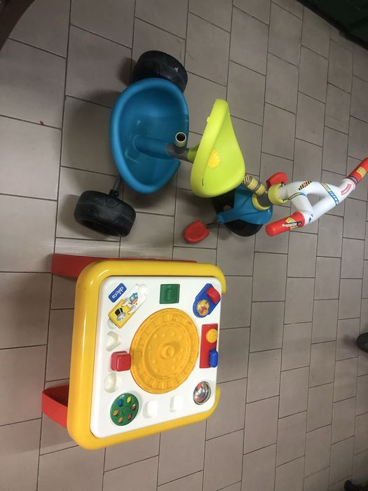 Brinquedos de criança (triciclo e jogo)