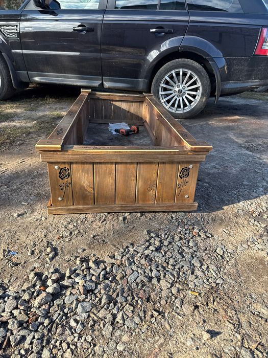 Деревʼяні тимчасові гробниці та хрести на могилу!