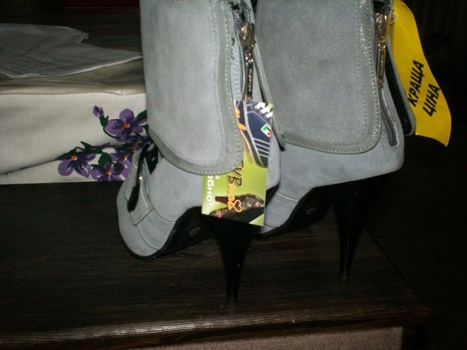 Новые замшевые полусапожки