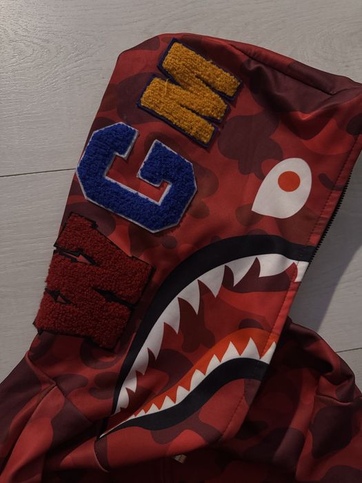 червона кофтина bape