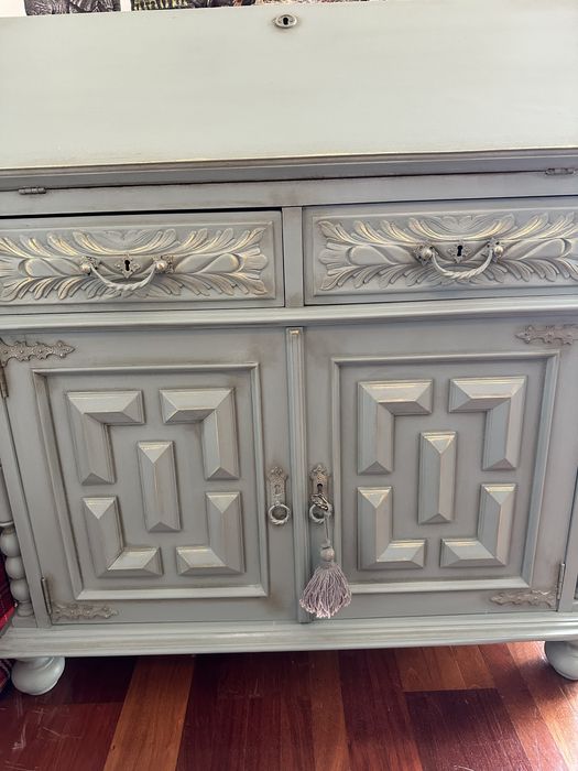 Escrivaninha antiga em madeira maciça. Pintada por profissional