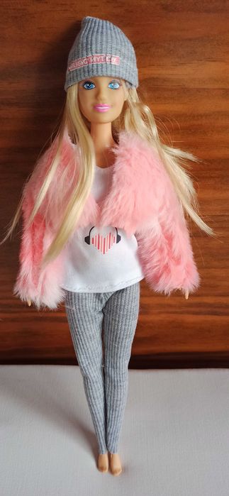Clothing and accessories for Barbie or dolls of similar dimensions