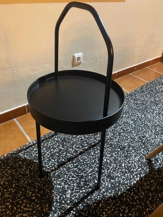 Mesa de apoio Burvik em metal preto (Preço reduzido!)