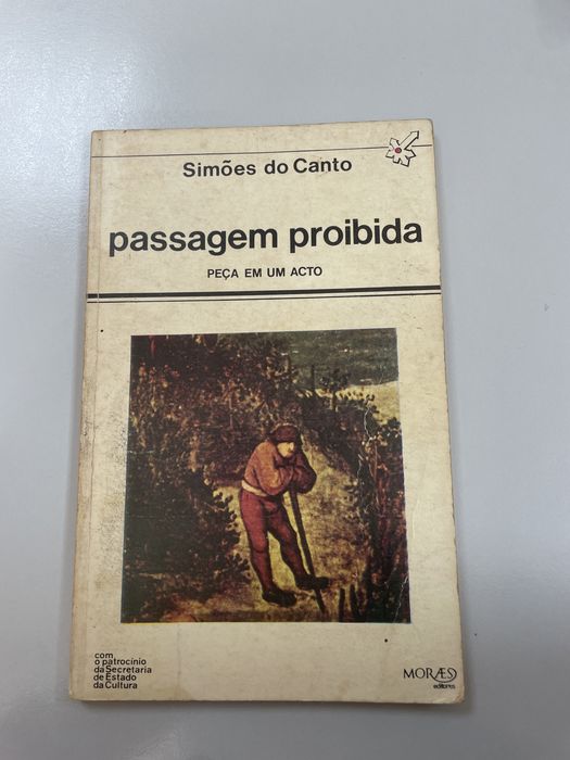 Livros diversos em português