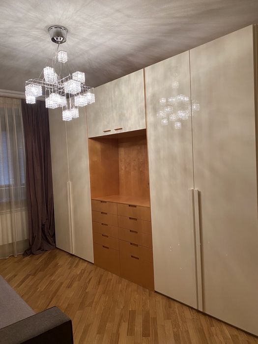 ДОМ СО ШПИЛЕМ! Сталинка с лифтом! Площадь Конституции! Продам 3к 90м2