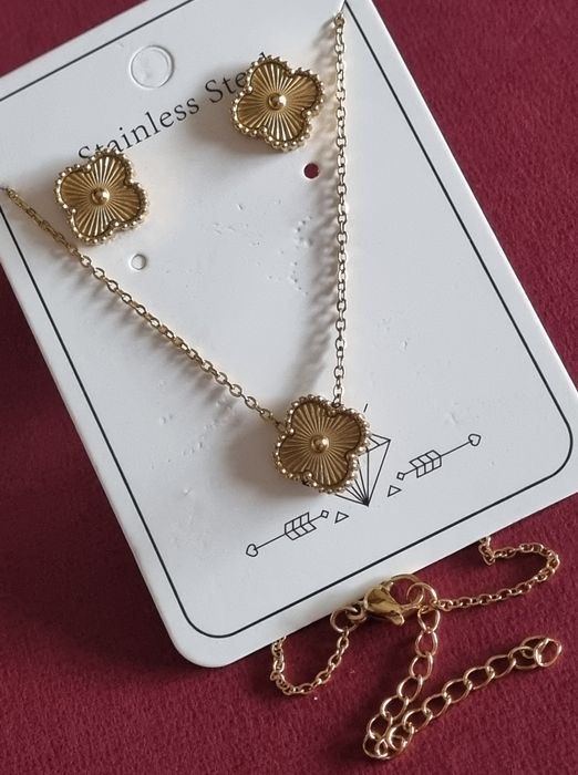 Conjunto dourado (colar e brincos), em aço, com trevo estriado.