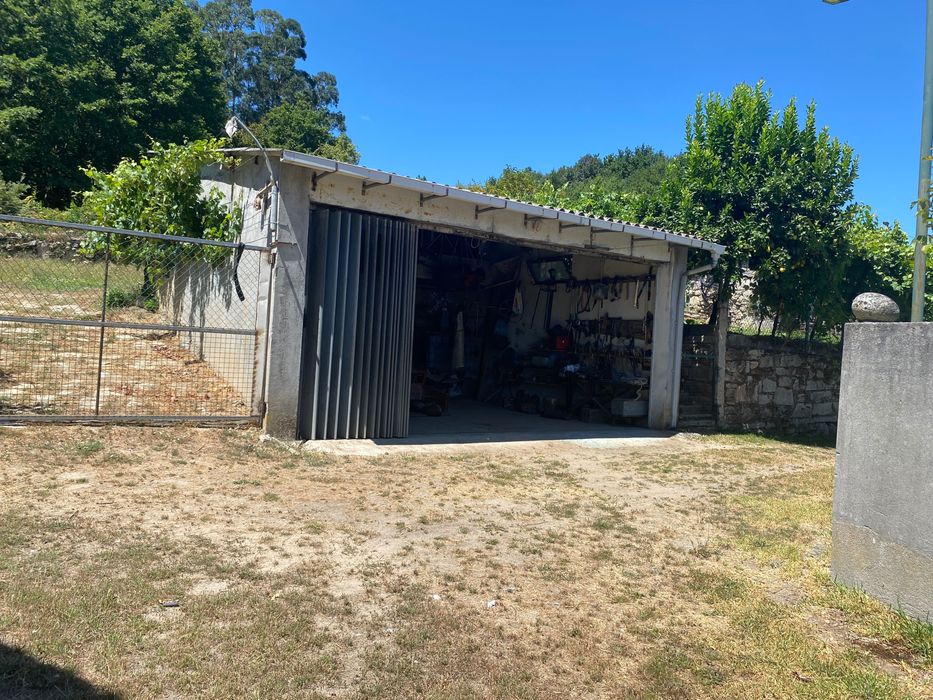 Terreno com casa para reconstruir, garagem e espigueiro