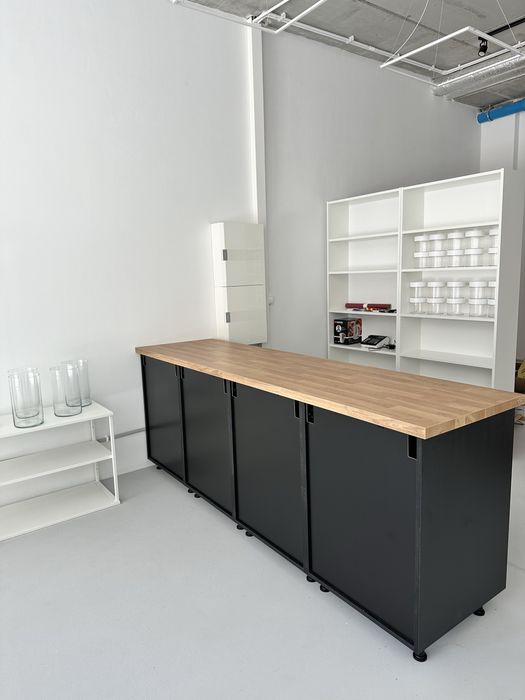 Lada 240 cm, regał Billy, wyposażenie sklepu