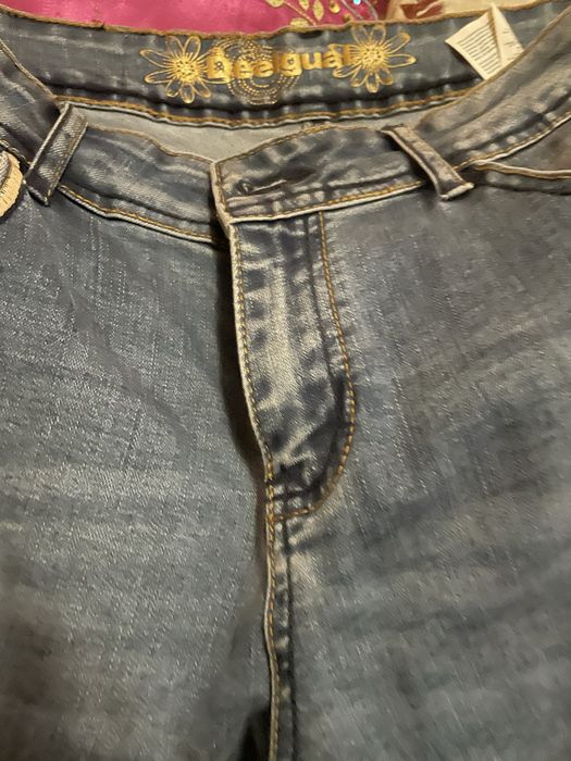 Calça de ganga bordada da D