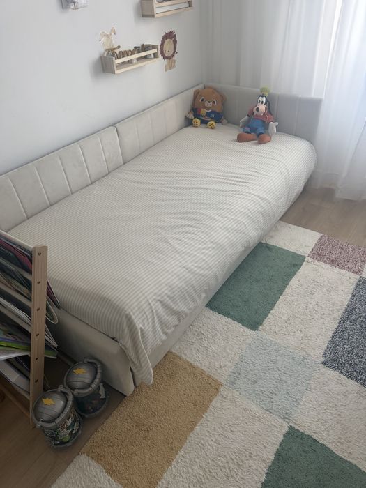 Cama individual com gavetão forrada bege