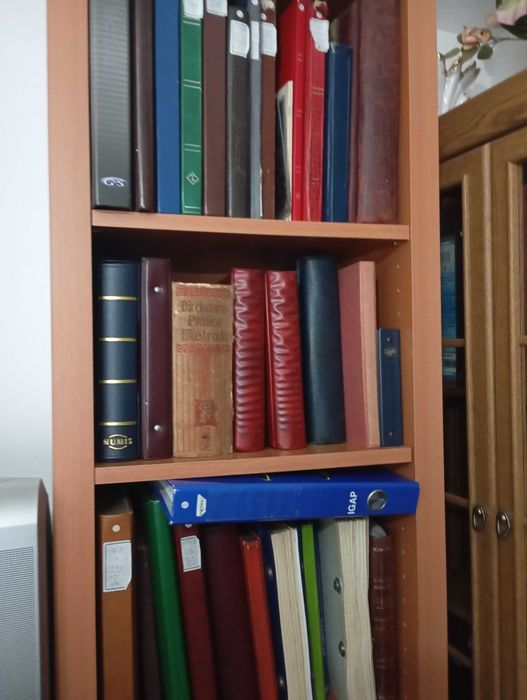 Coleção de selos de mais ou menos 50 álbuns