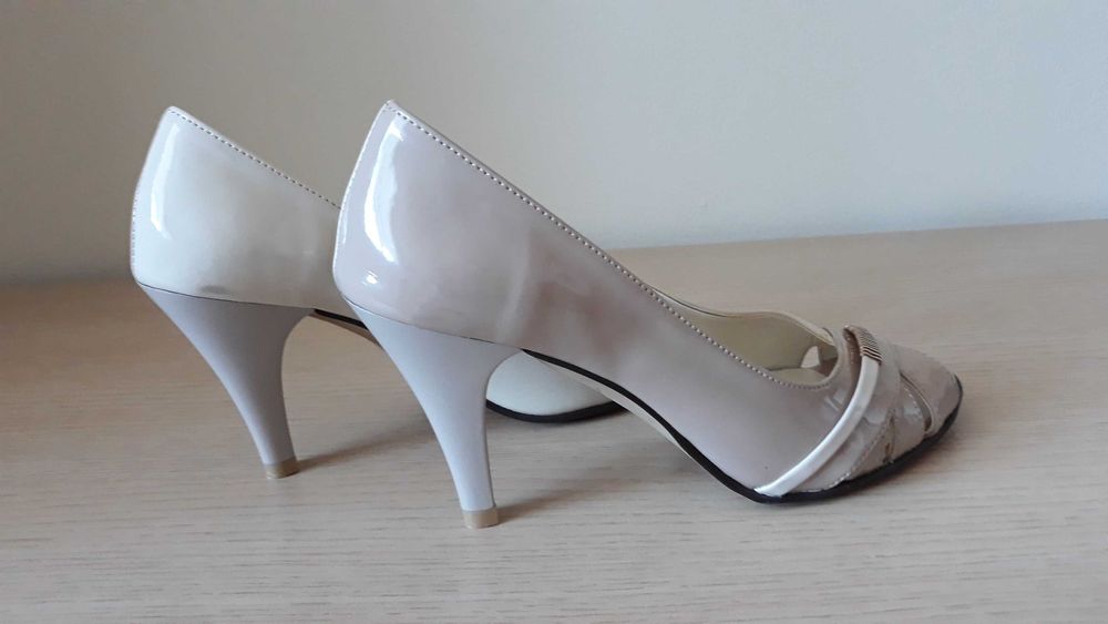 Beżowe buty na obcasie