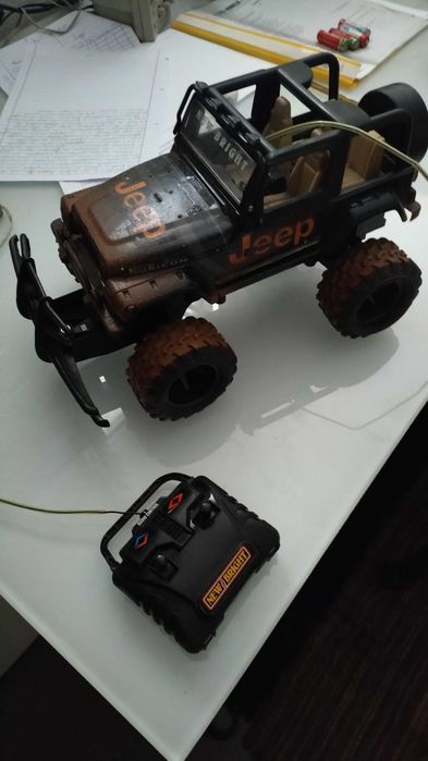 Carro Jeep com radio controle New Bright