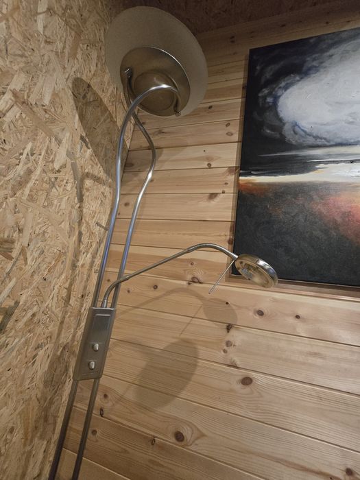Idealna lampa stojąca do salonu lub sypialni