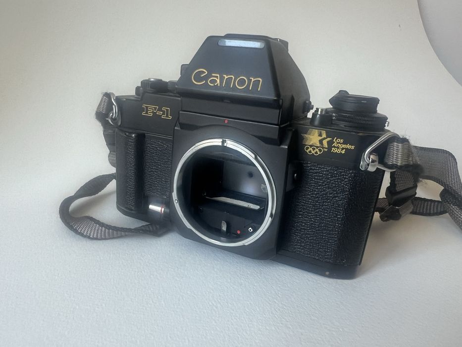 Canon F1 collectors edition LA84 + 3 lentes 52mm + 100-200mm + 28mm