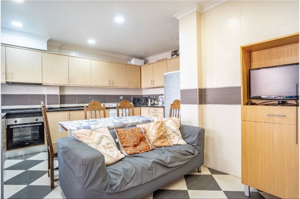 Quarto c/ WC priva. Monte da Caparica - Perto de Faculdades FCT e Egas