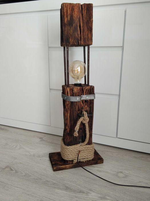 Lampa ze starego drewna